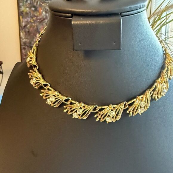 Lisner Jewelry Jewelry - Signed Lisner 1960’s GoldTone Chocker Necklace with Aurora Borealis Accents.